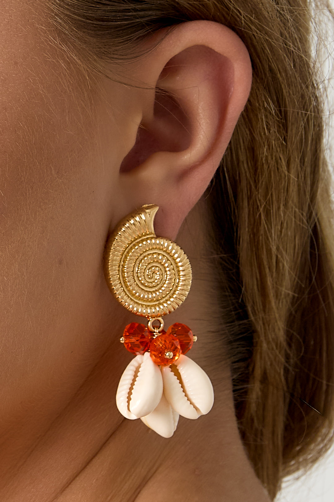 Earrings with shell-shaped pendants and beads