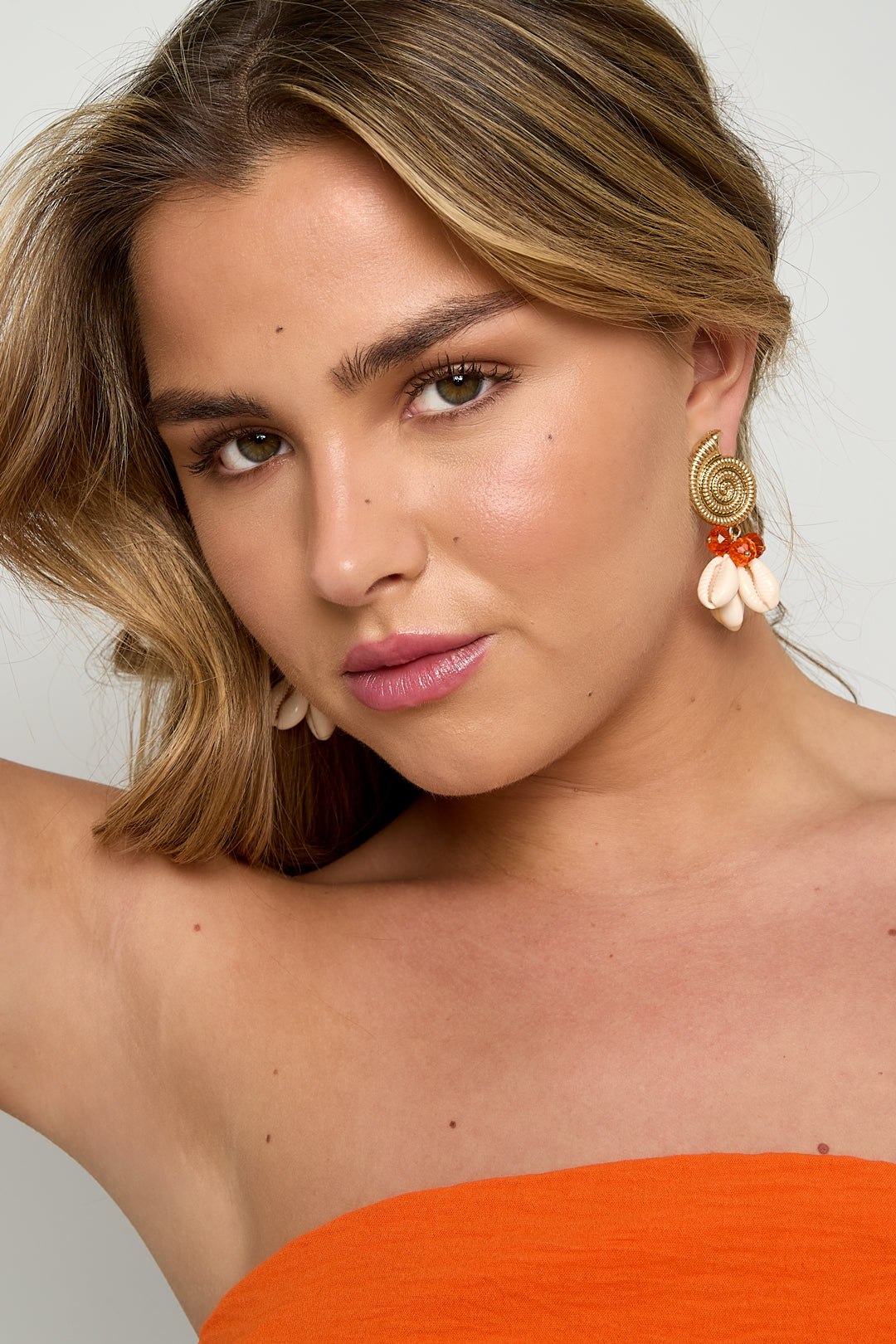 Earrings with shell-shaped pendants and beads