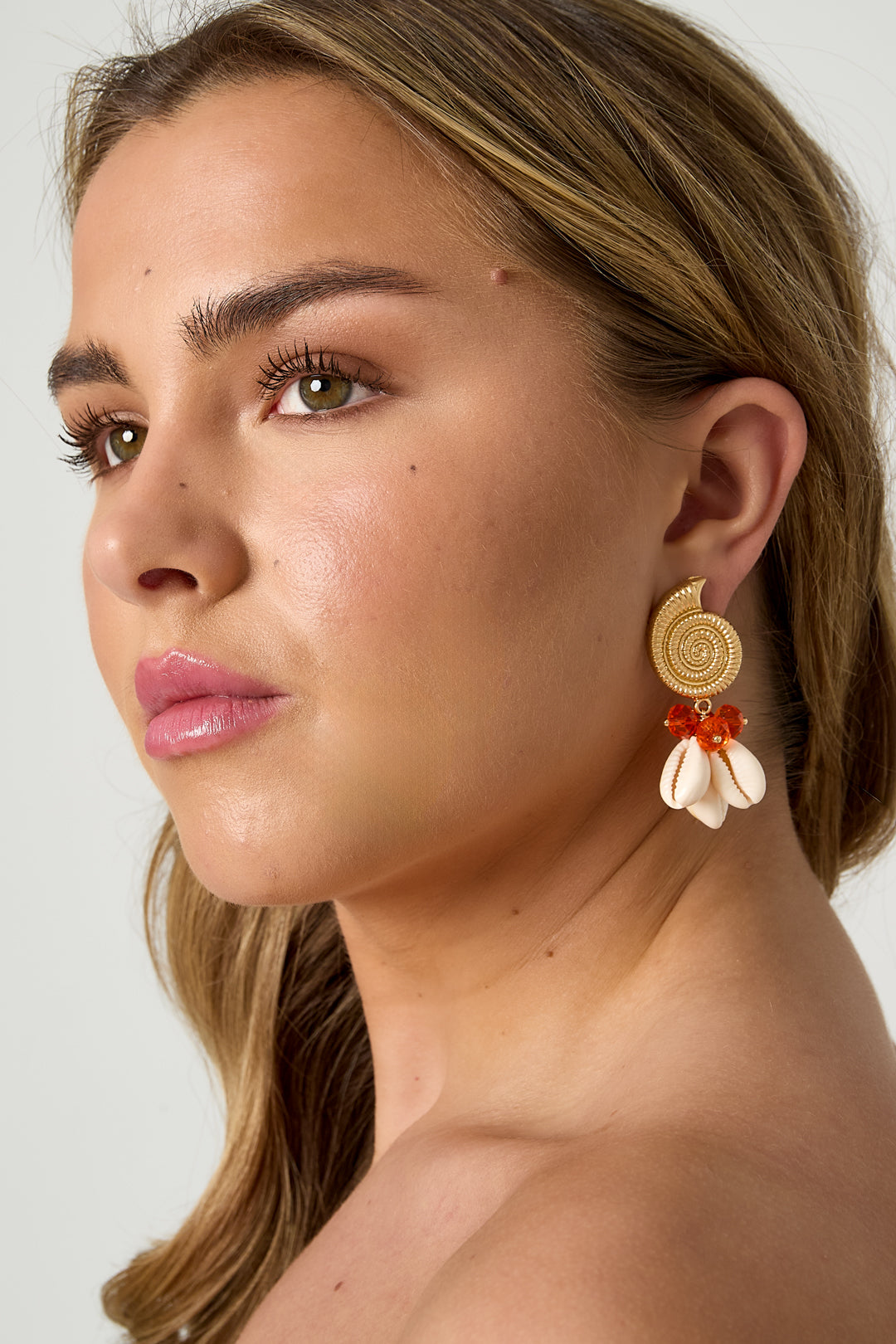 Earrings with shell-shaped pendants and beads